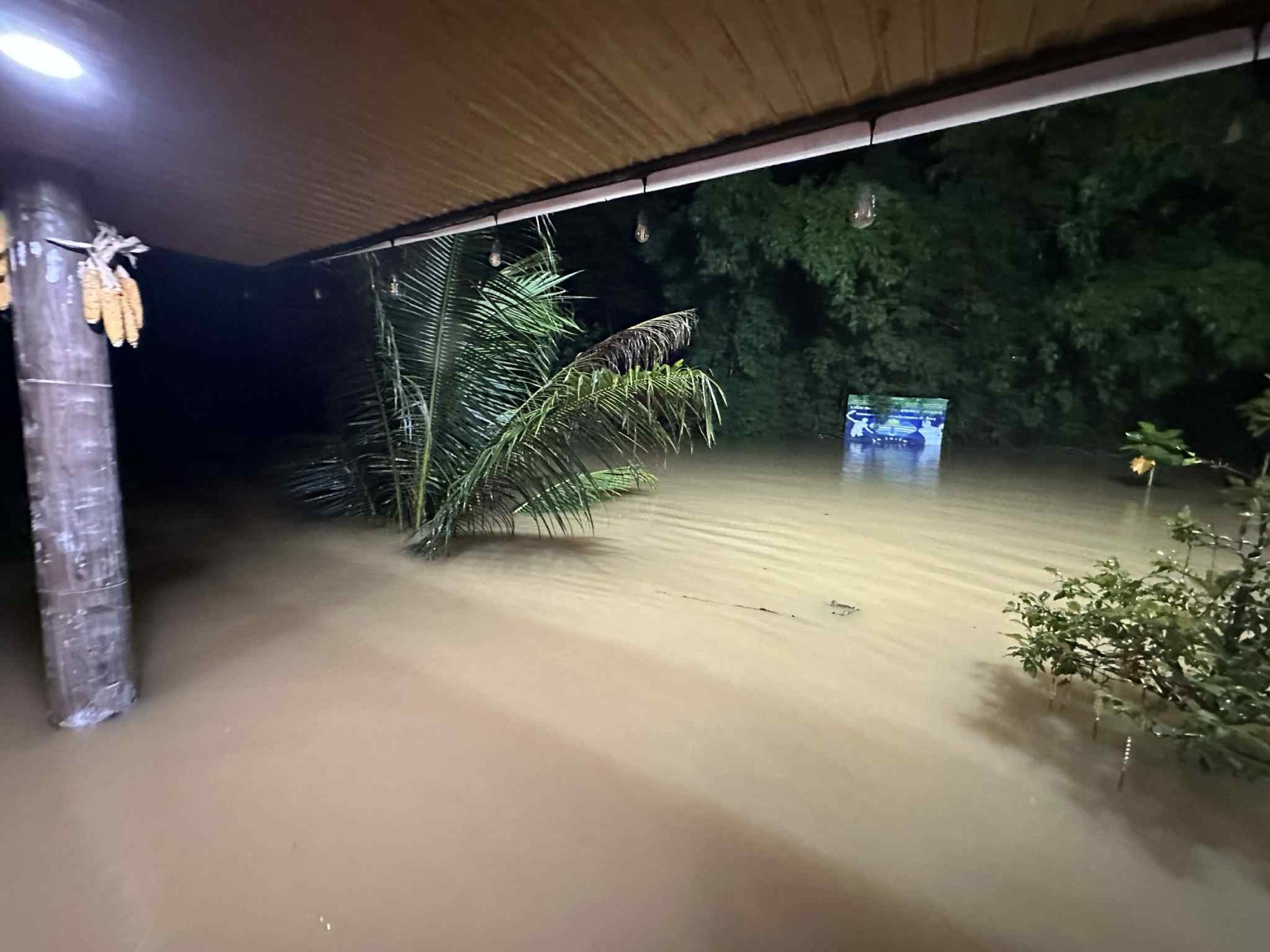 武嘉河沿岸'洪涝中心'深陷洪水,夜间疏散居民